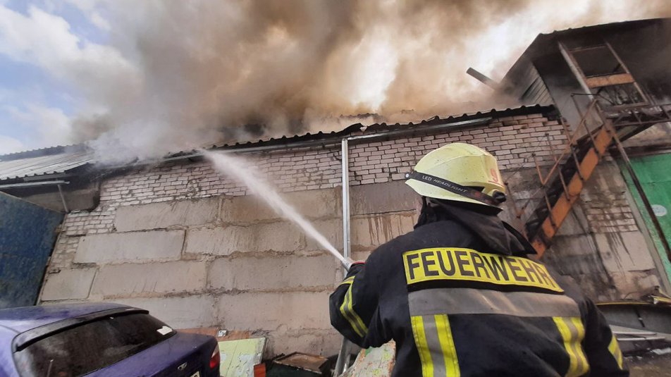 В поселке Жуковского в результате обстрела вспыхнули пожары.