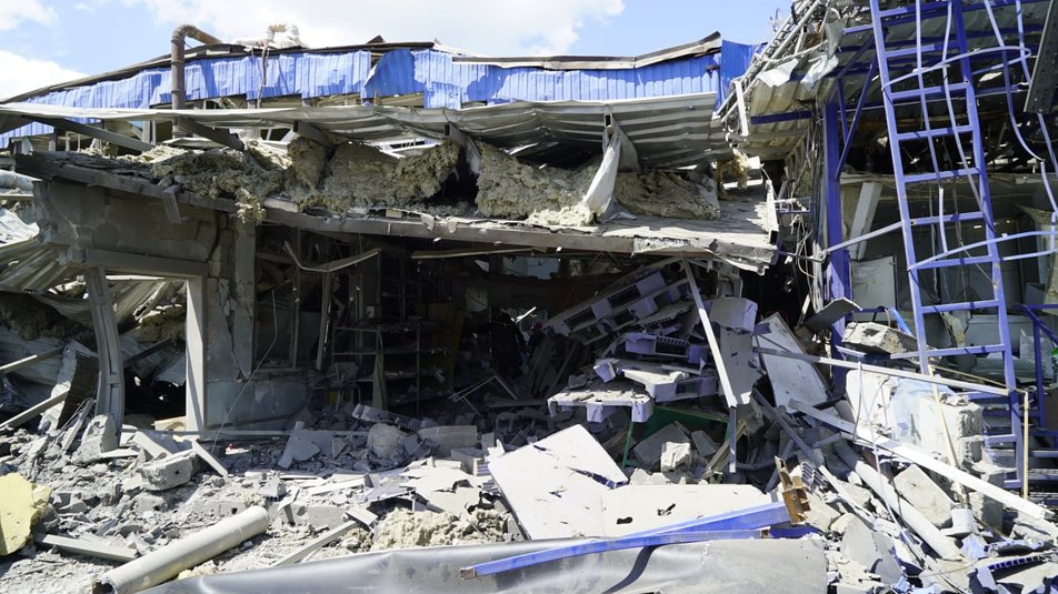 В Харькове россияне обстреляли пищевое предприятие.