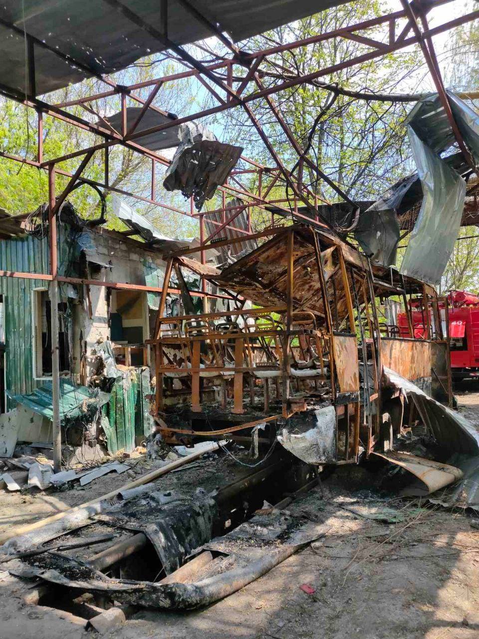 Россияне обстреляли Киевский район: сгорел автобусный парк.