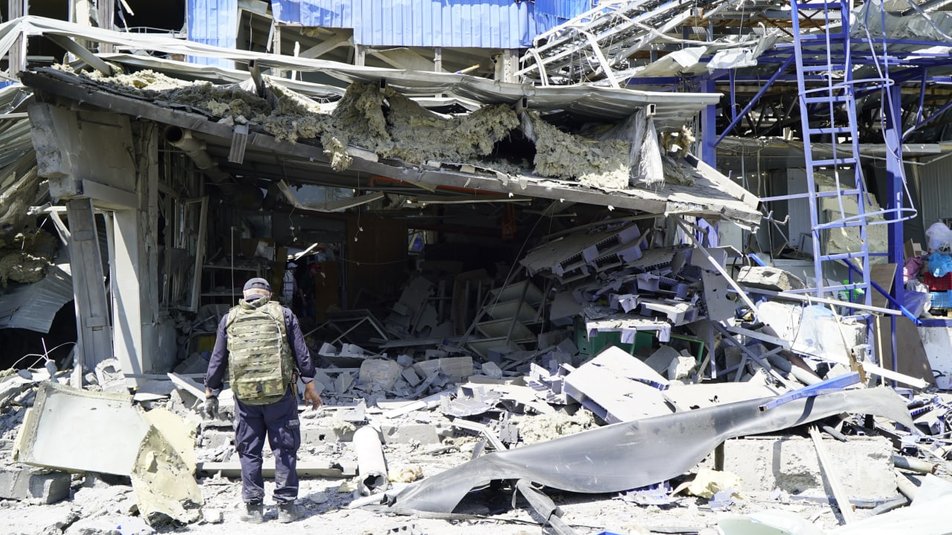 В Харькове россияне обстреляли пищевое предприятие.