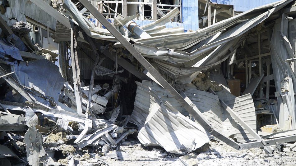 В Харькове россияне обстреляли пищевое предприятие.