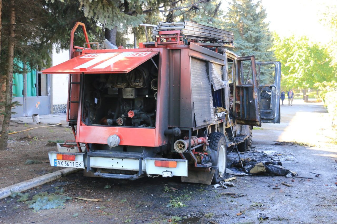 Постраждали багатоповерхівка та пожежна частина: росіяни обстріляли Київський район фото 6 5