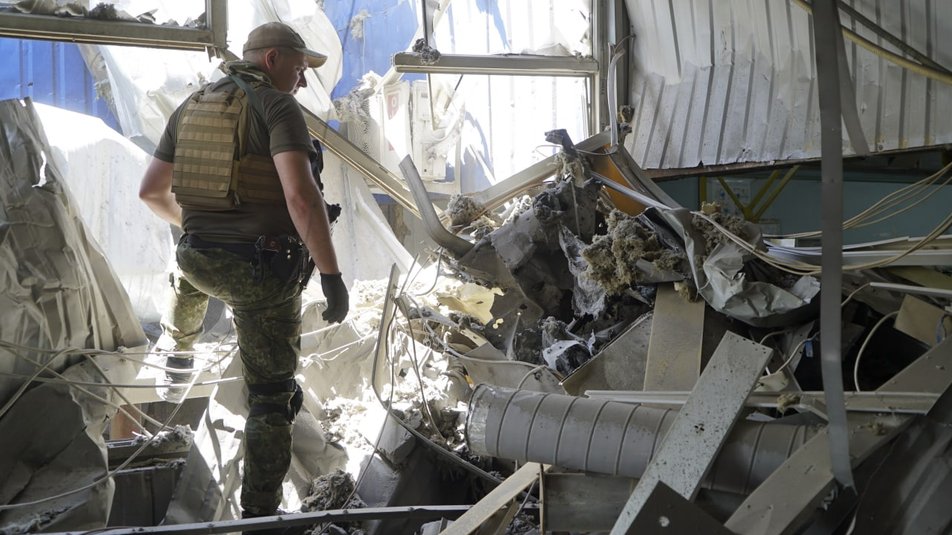 В Харькове россияне обстреляли пищевое предприятие.