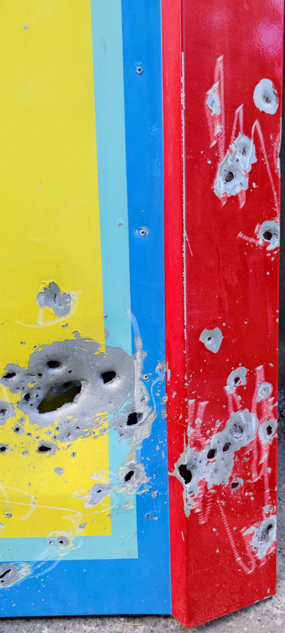 У парку Горького відновлюють зруйновані атракціони.