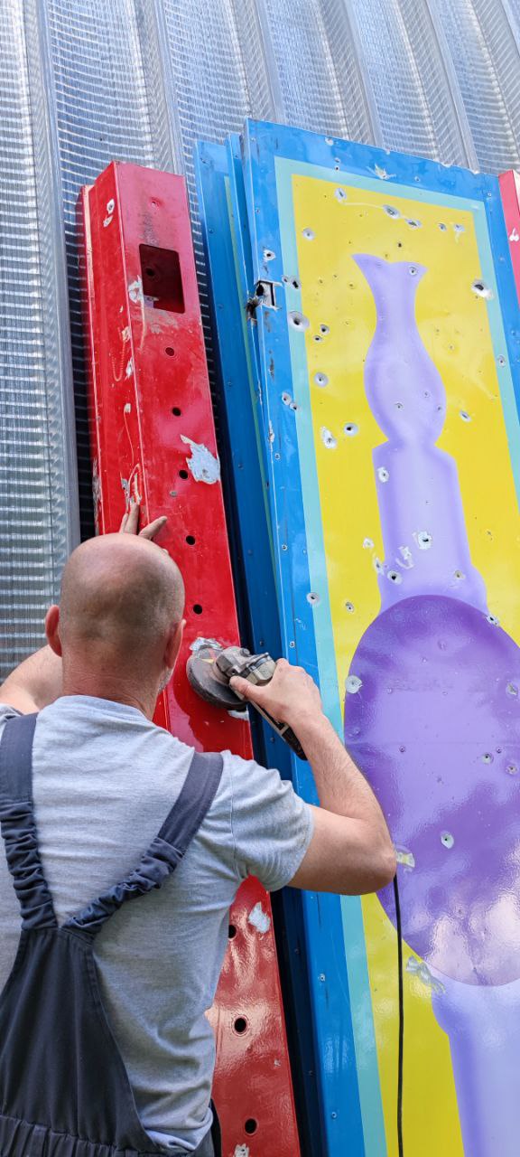 У парку Горького відновлюють зруйновані атракціони.