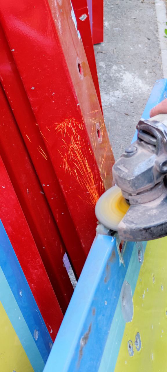 У парку Горького відновлюють зруйновані атракціони.