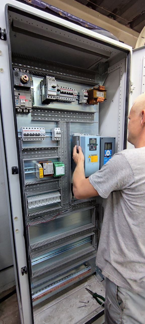 У парку Горького відновлюють зруйновані атракціони.