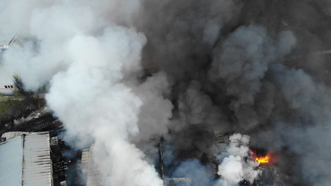 После ночного обстрела: в Немышлянском районе спасатели весь день боролись с масштабным пожаром.