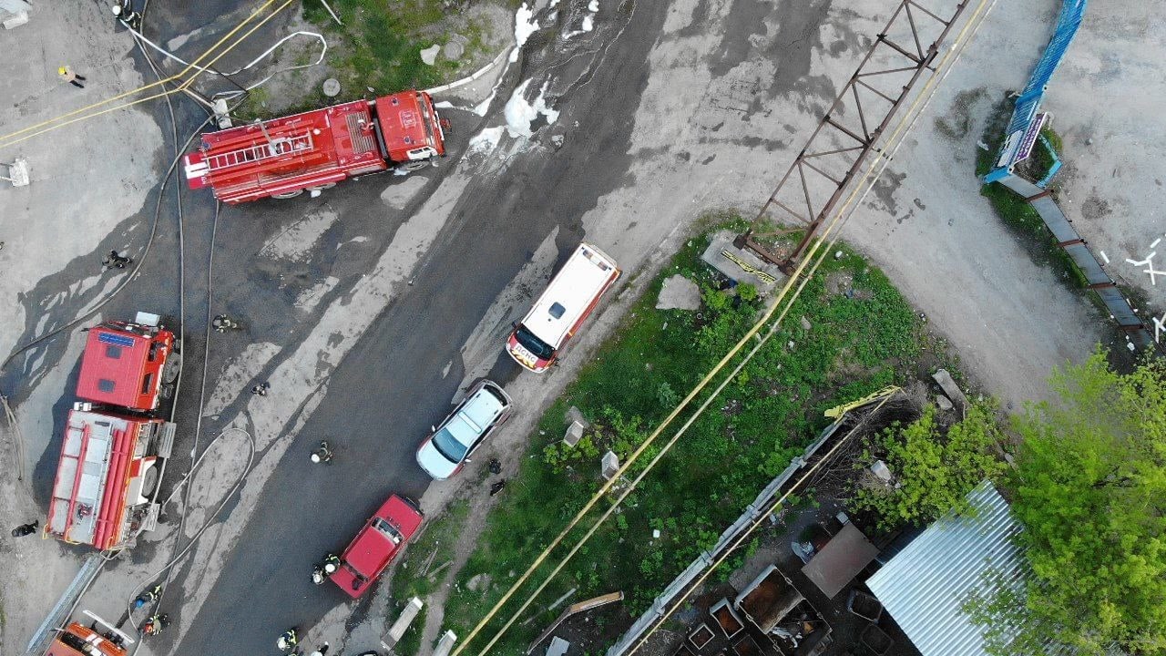 После ночного обстрела: в Немышлянском районе спасатели весь день боролись с масштабным пожаром.