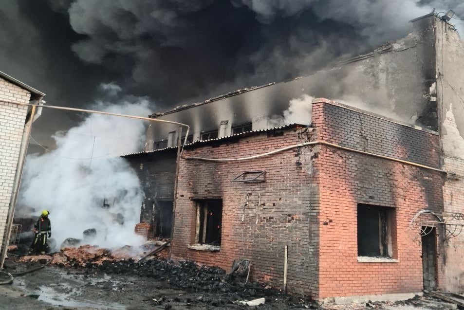 После ночного обстрела: в Немышлянском районе спасатели весь день боролись с масштабным пожаром.