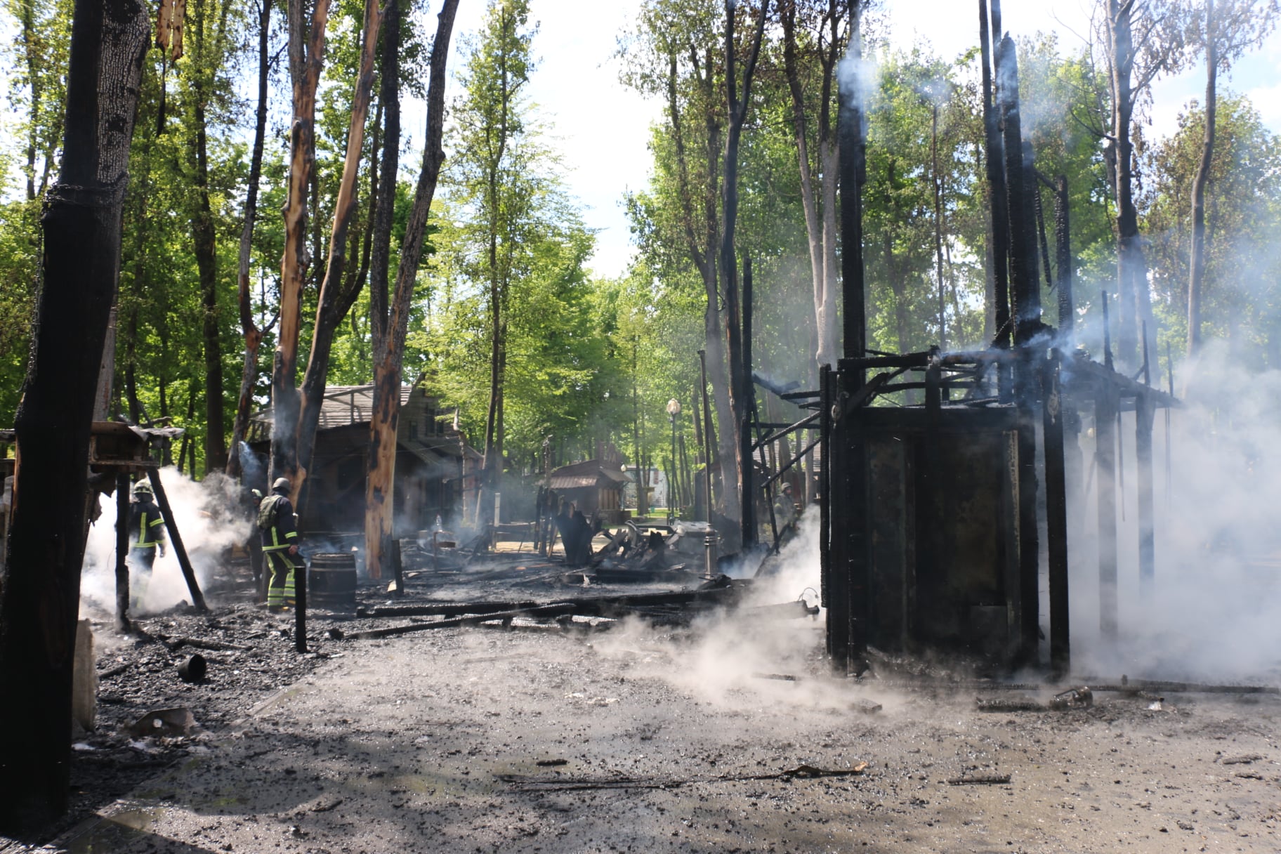 Пожежа у парку Горького: росіяни обстріляли центр Харкова, поранено жінку.