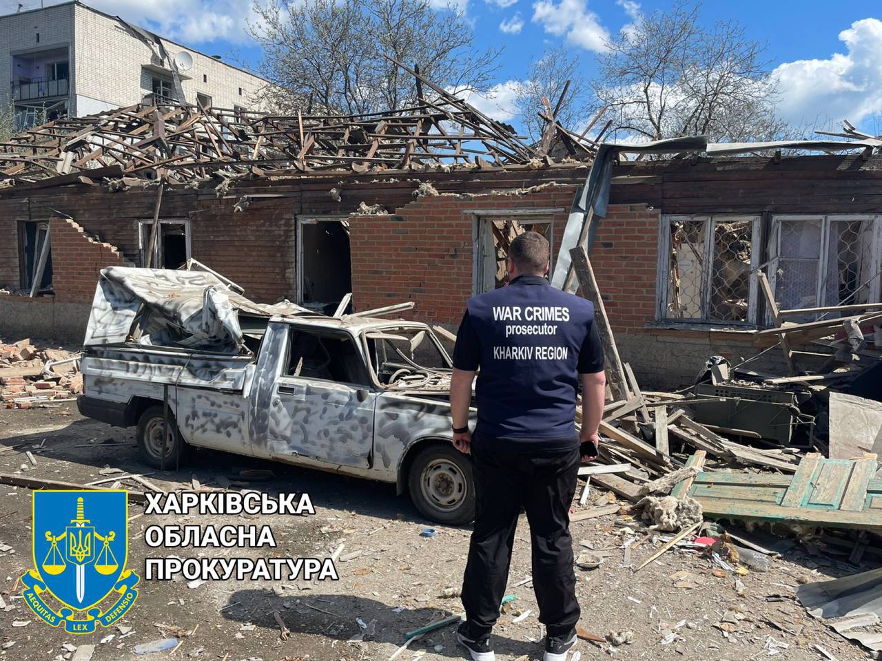 Есть погибшие и раненые: после массированного обстрела Покотиловки люди оказались под завалами.