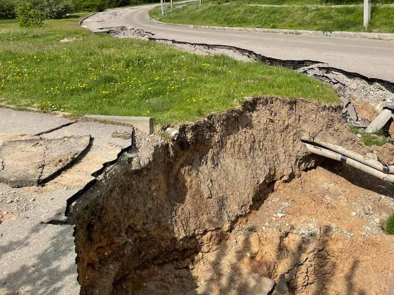 На Северной Салтовке начали ремонтировать поврежденные обстрелами водопроводные сети.