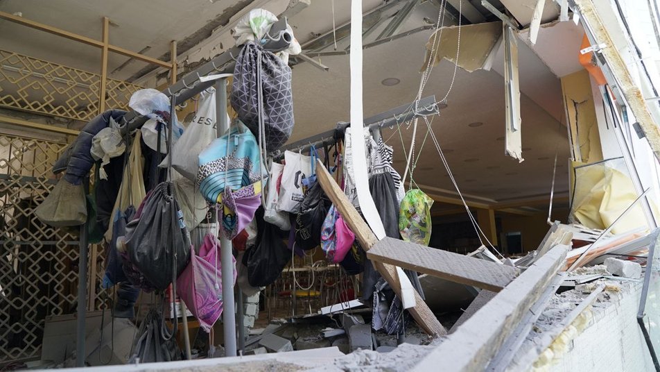 Завалило в подвале: в обстрелянной россиянами сегодня харьковской школе укрывались люди.