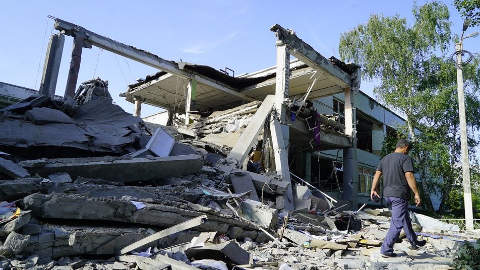 Завалило в подвале: в обстрелянной россиянами сегодня харьковской школе укрывались люди.