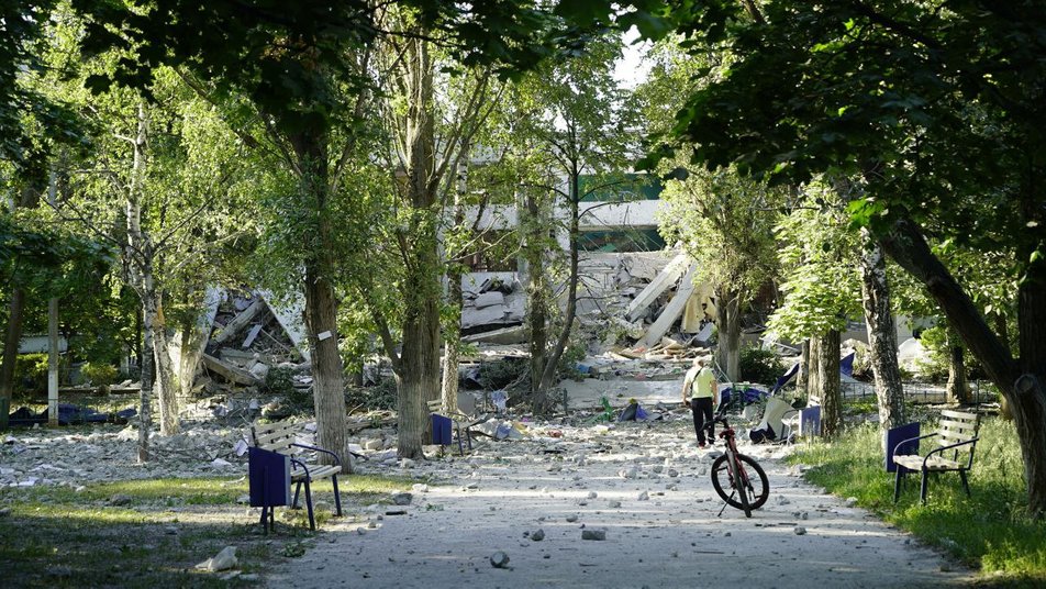 Завалило в подвале: в обстрелянной россиянами сегодня харьковской школе укрывались люди.