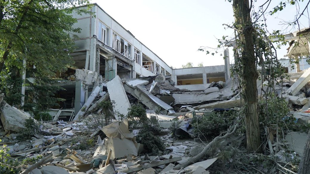 Завалило в подвале: в обстрелянной россиянами сегодня харьковской школе укрывались люди.