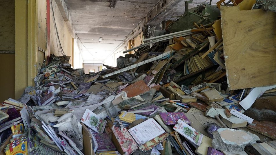 Завалило в подвале: в обстрелянной россиянами сегодня харьковской школе укрывались люди.