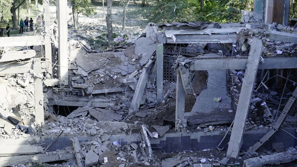 Завалило в подвале: в обстрелянной россиянами сегодня харьковской школе укрывались люди.