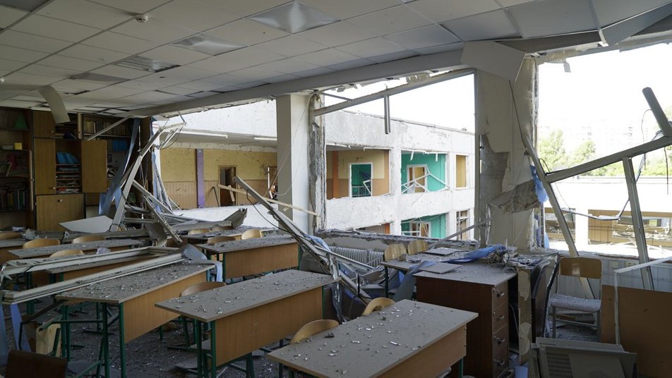 Завалило в подвале: в обстрелянной россиянами сегодня харьковской школе укрывались люди.
