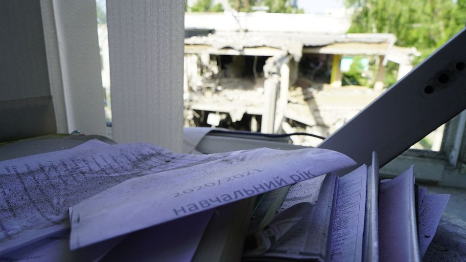 Завалило в подвале: в обстрелянной россиянами сегодня харьковской школе укрывались люди.