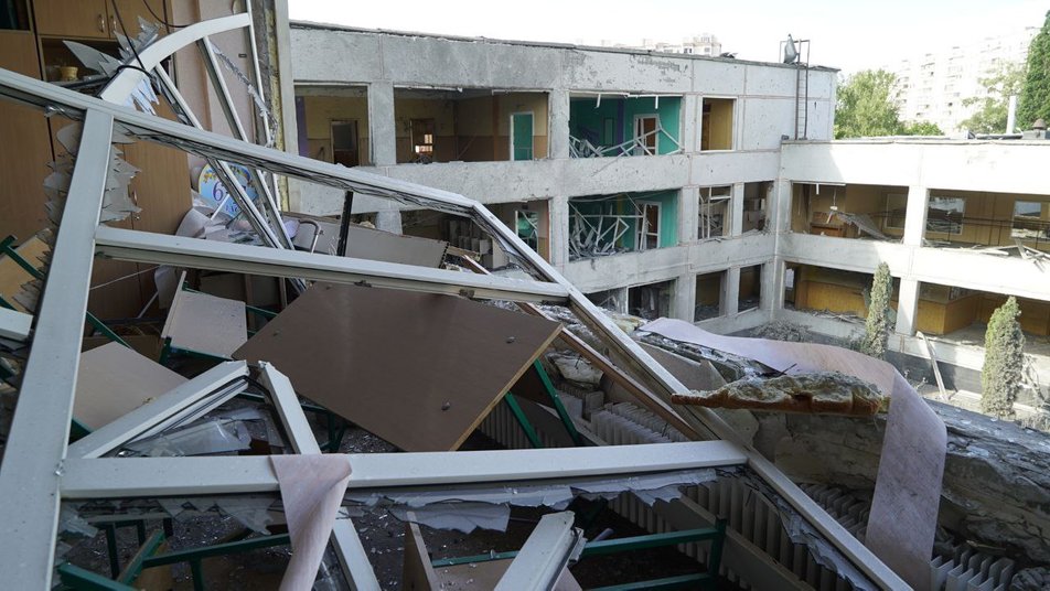 Завалило в подвале: в обстрелянной россиянами сегодня харьковской школе укрывались люди.