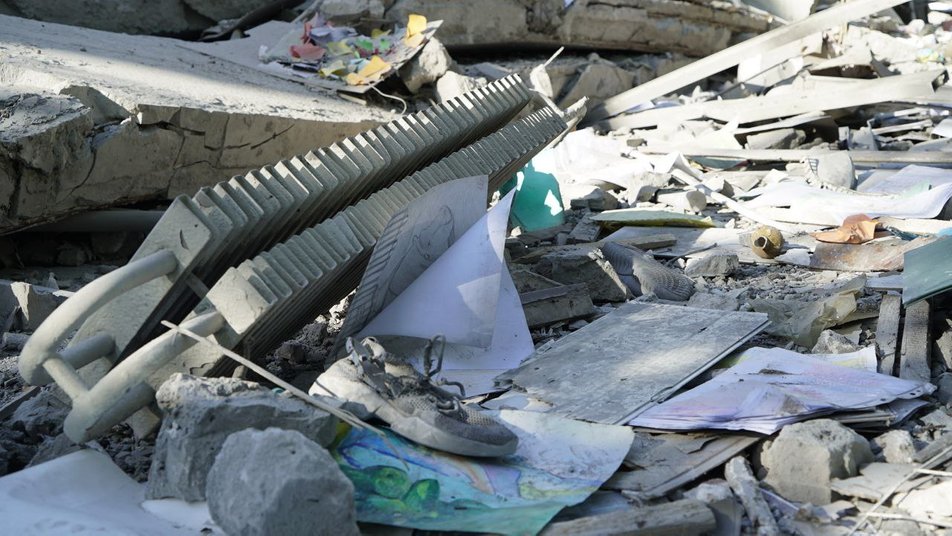 Завалило в подвале: в обстрелянной россиянами сегодня харьковской школе укрывались люди.