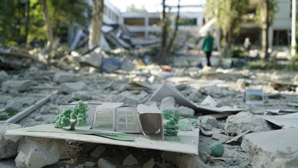 Завалило в подвале: в обстрелянной россиянами сегодня харьковской школе укрывались люди.