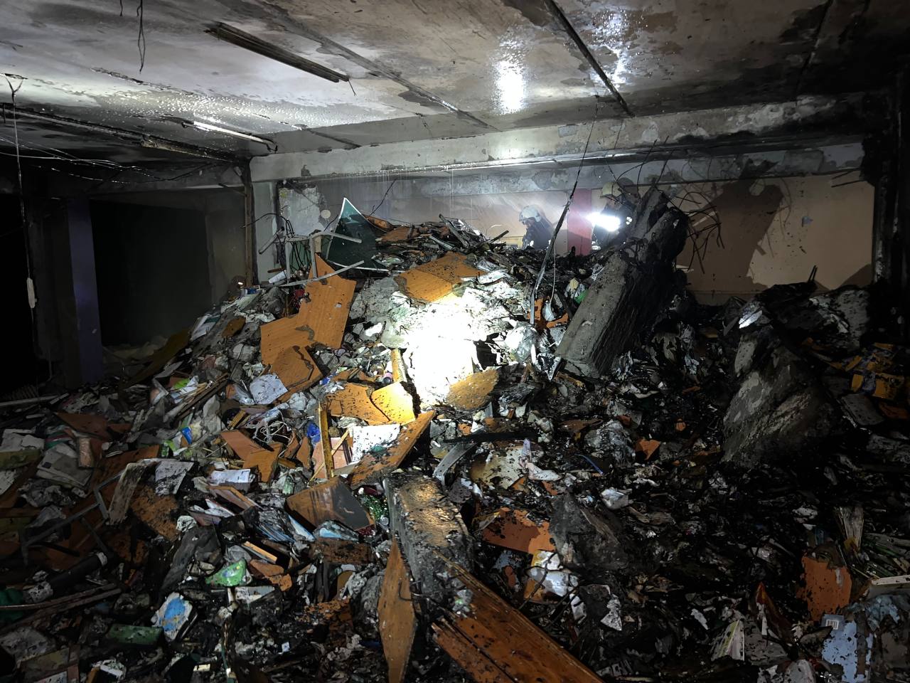 Завалило у підвалі: в обстріляній росіянами сьогодні харківській школі ховалися люди.