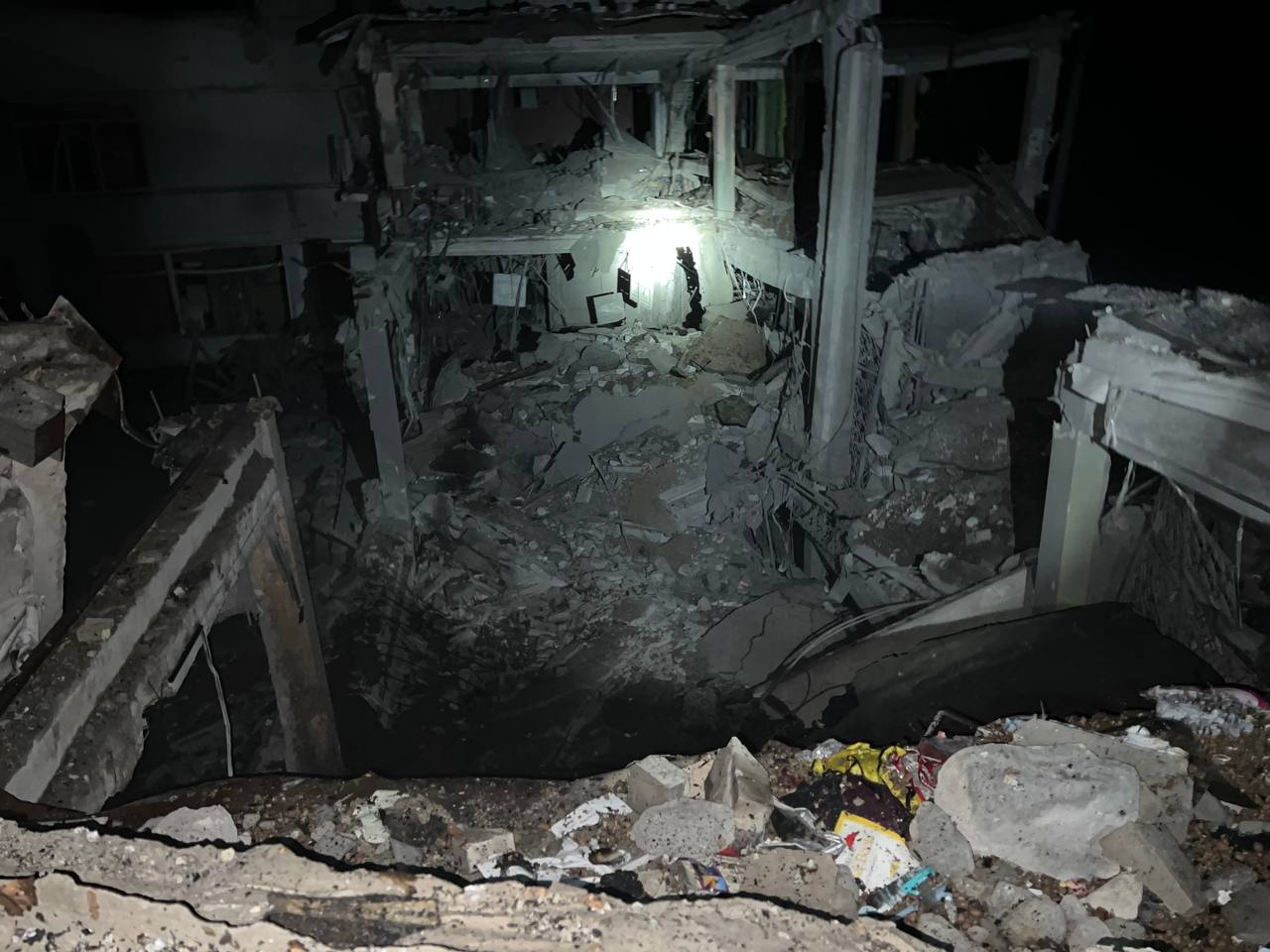 Завалило у підвалі: в обстріляній росіянами сьогодні харківській школі ховалися люди.