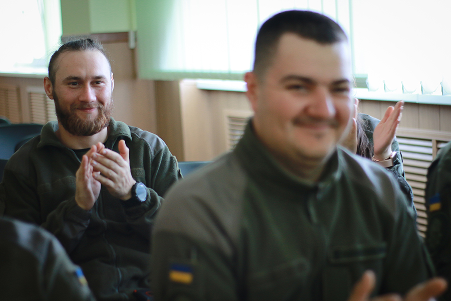 Розлучила війна: харківський нацгвардієць зіграв весілля онлайн.