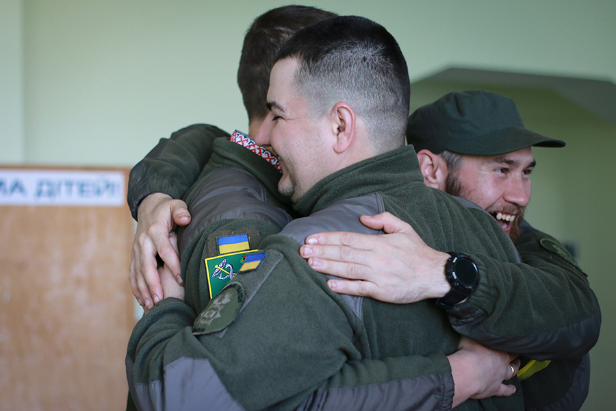 Розлучила війна: харківський нацгвардієць зіграв весілля онлайн.