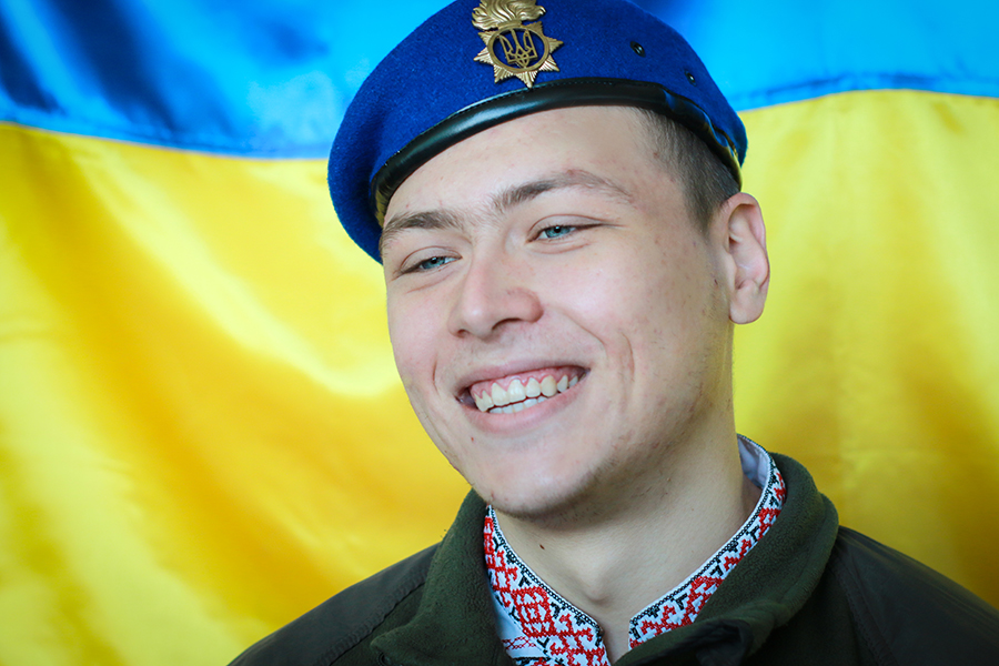 Розлучила війна: харківський нацгвардієць зіграв весілля онлайн.