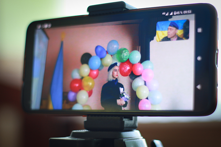 Розлучила війна: харківський нацгвардієць зіграв весілля онлайн.