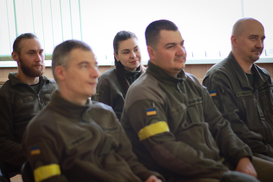 Розлучила війна: харківський нацгвардієць зіграв весілля онлайн.