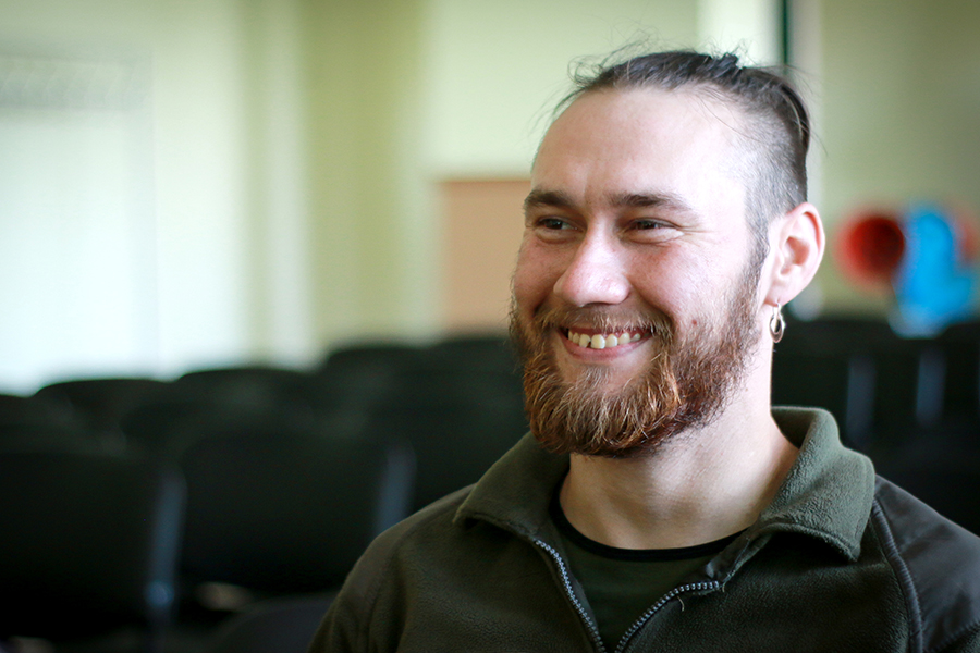 Розлучила війна: харківський нацгвардієць зіграв весілля онлайн.