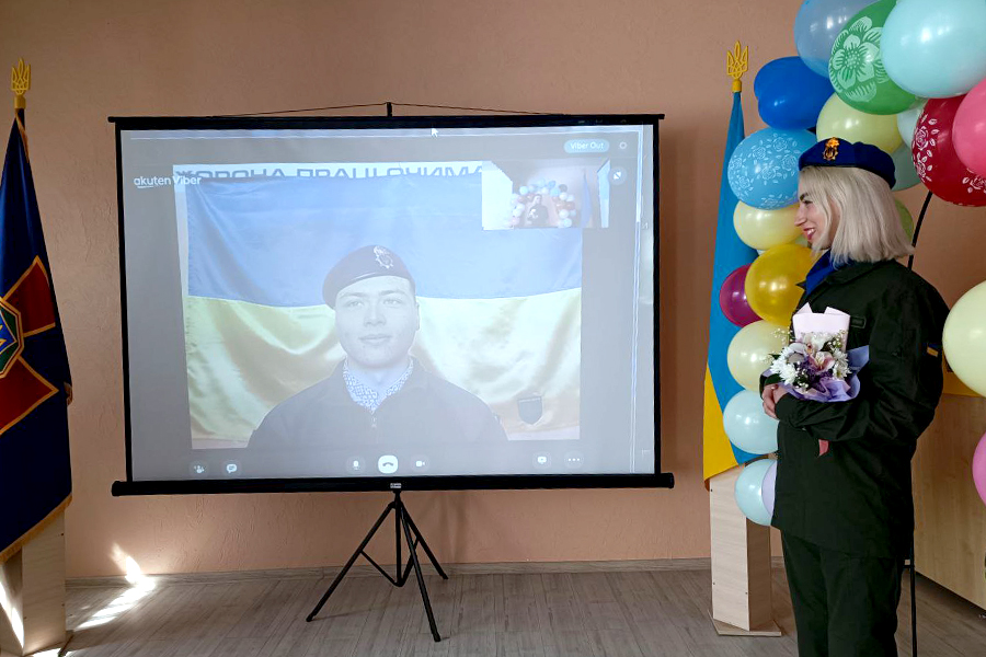 Розлучила війна: харківський нацгвардієць зіграв весілля онлайн.