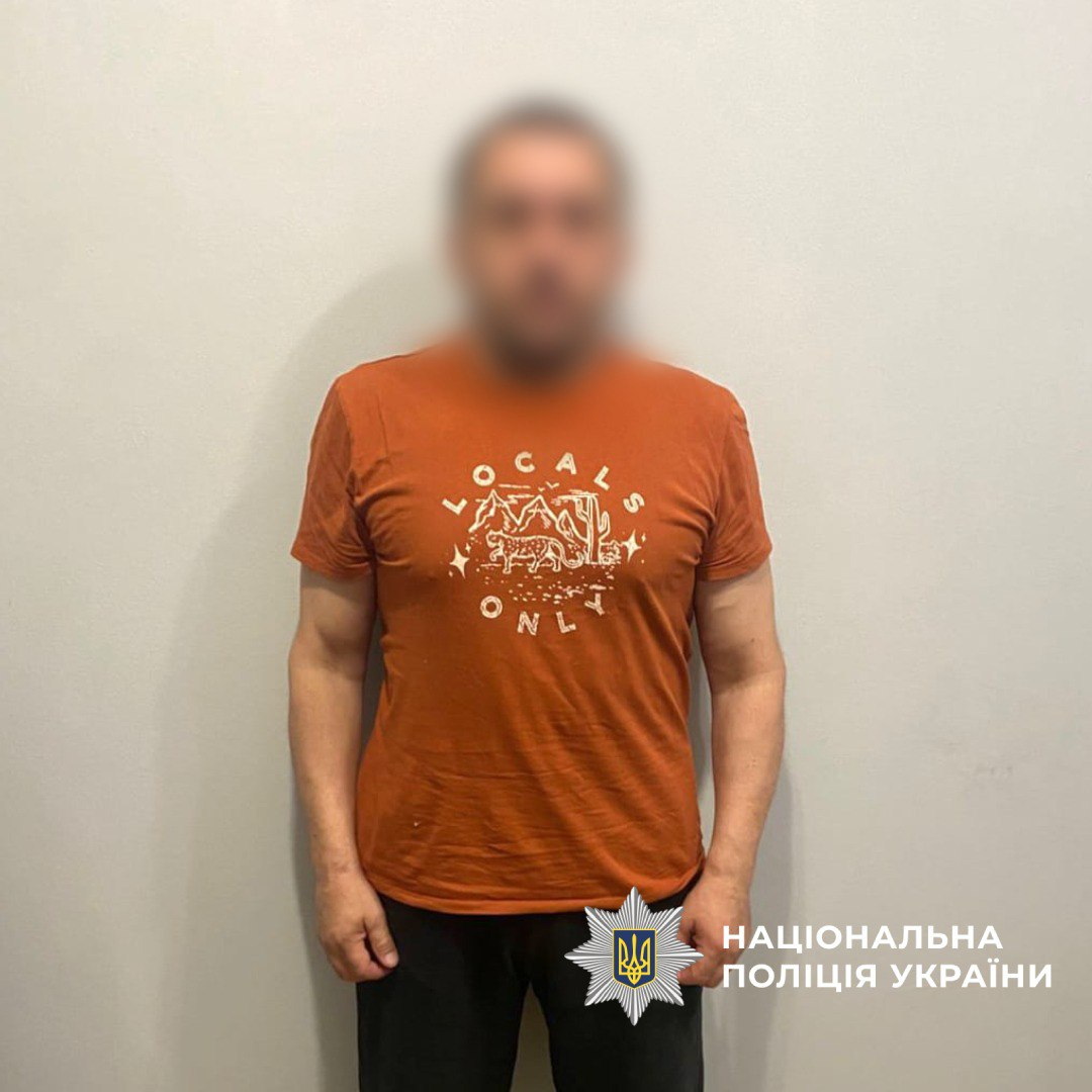 Харьковчанин требовал $8500 за "помощь" с исключением из военного учета. Фото: Нацполиция