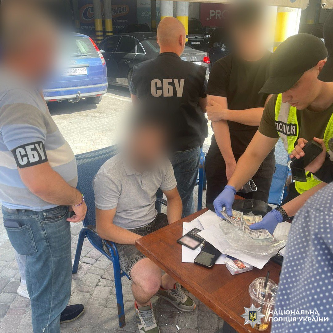 Харьковчанин требовал $8500 за "помощь" с исключением из военного учета. Фото: Нацполиция 