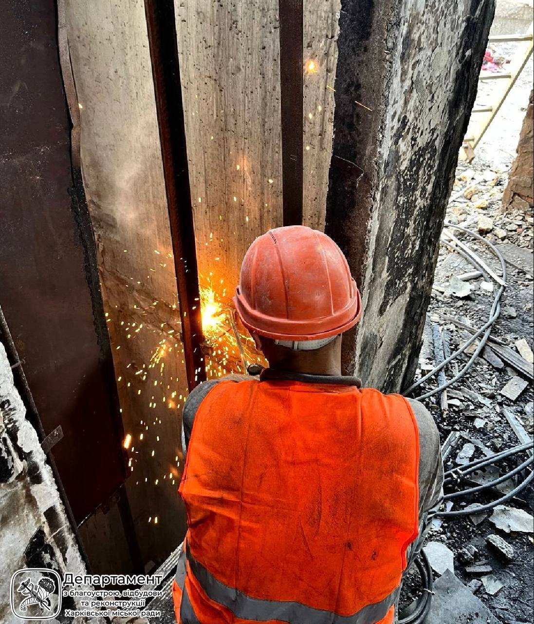 На ХТЗ демонтируют часть многоэтажки, в которую попала российская авиабомба. Фото: ХГС