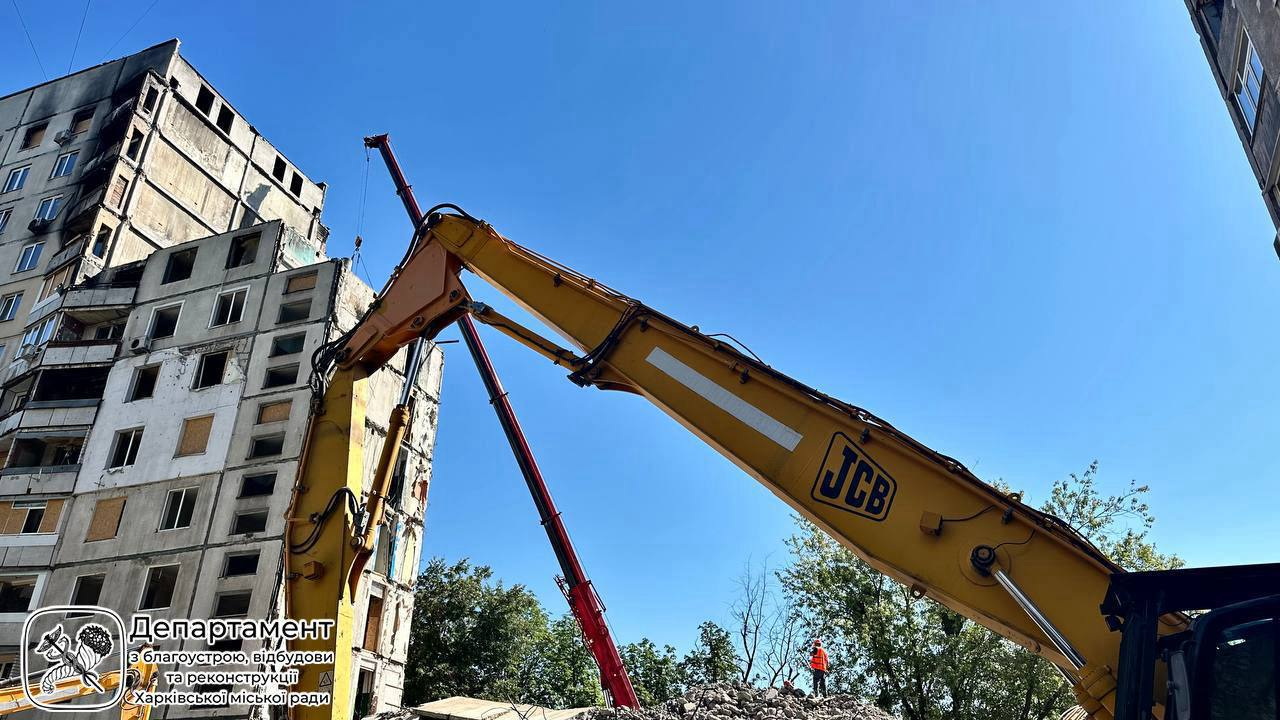 На ХТЗ демонтують частину багатоповерхівки, в яку влучила російська авіабомба. Фото: ХМР