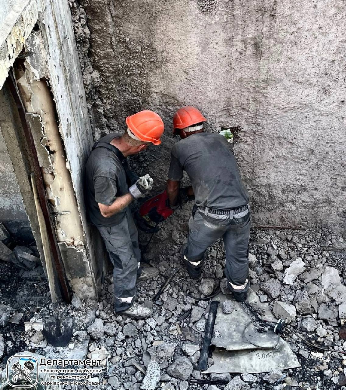 На ХТЗ демонтируют часть многоэтажки, в которую попала российская авиабомба. Фото: ХГС