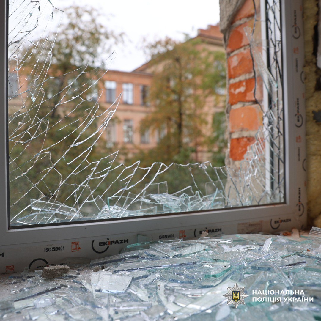 Росіяни вдарили по Харкову безпілотником: куди влучили. Фото: Нацполіція