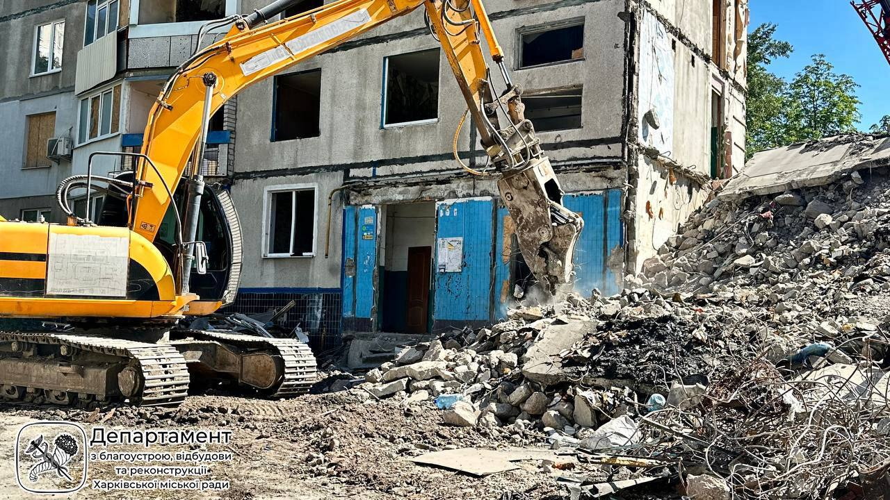 На ХТЗ демонтируют часть многоэтажки, в которую попала российская авиабомба. Фото: ХГС