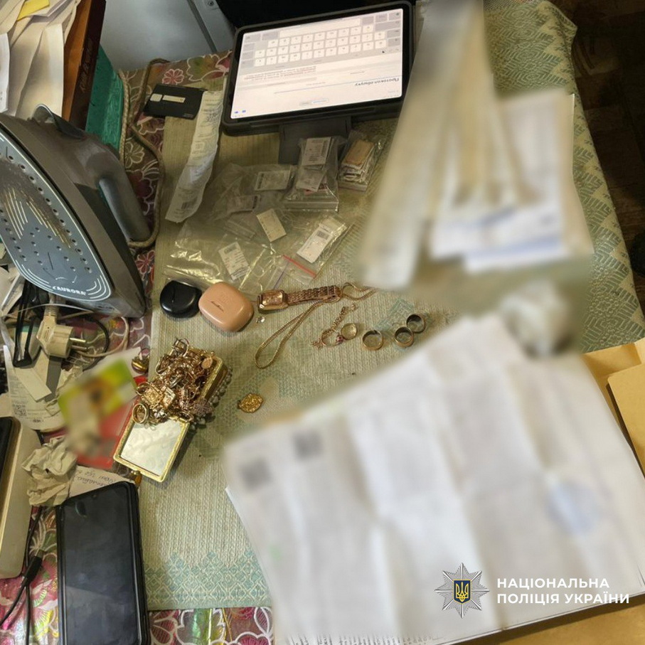 На Харківщині працівниця моргу викрадала золоті прикраси з тіл загиблих військових. Фото: Нацполіція