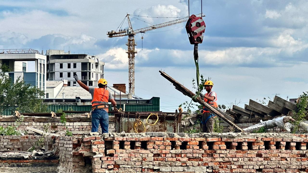 В центре Харькова приступили к восстановлению здания, разрушенного ракетой. Фото: ХГС
