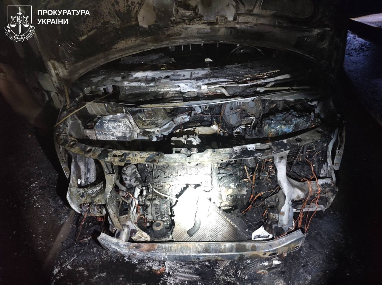 У Харкові взяли під варту 19-річного хлопця за підпал автомобіля. Фото: Харківська облпрокуратура