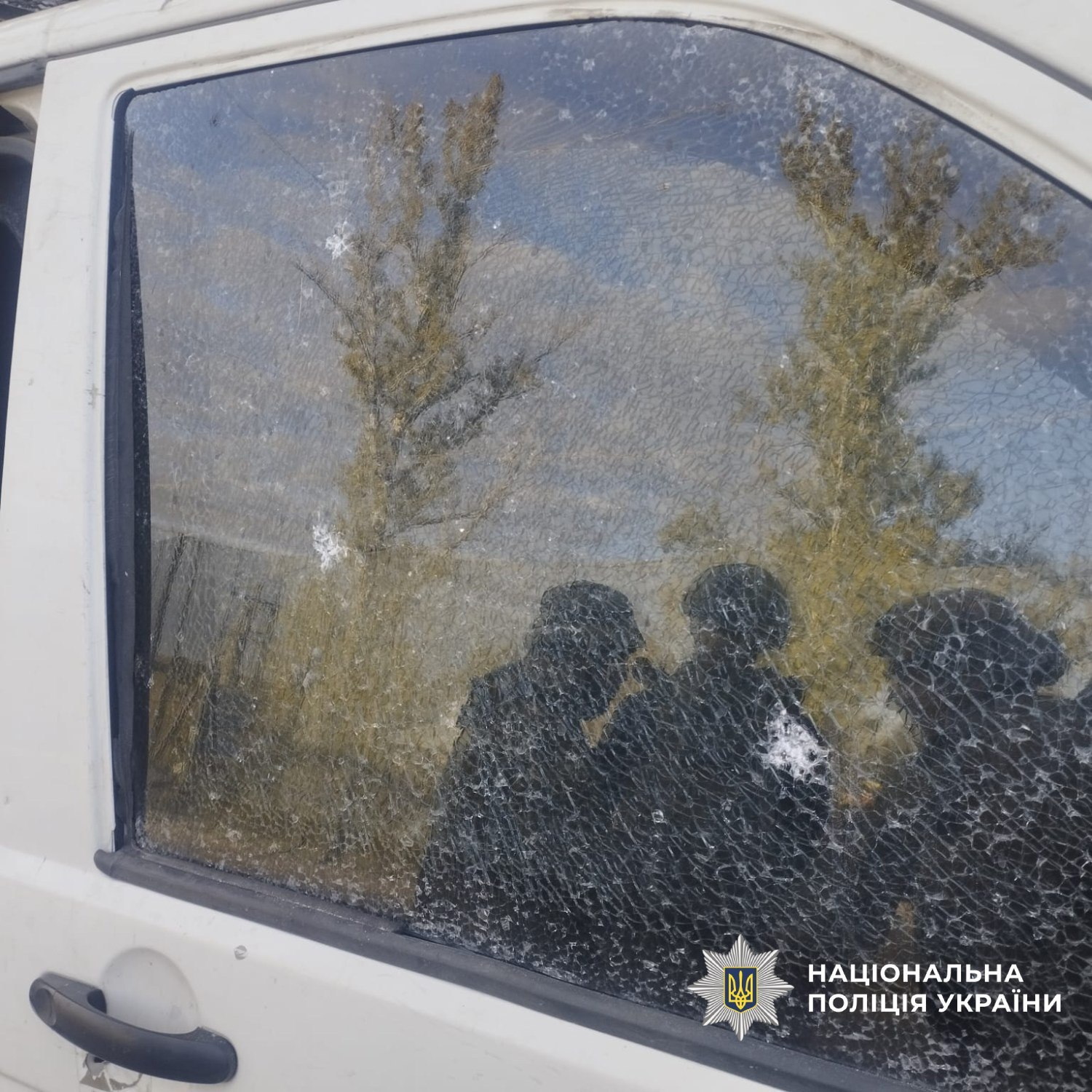 Поранено чотирьох поліцейських: ворожий FPV-дрон влучив поряд зі службовим авто на Харківщині. Фото: Нацполіція