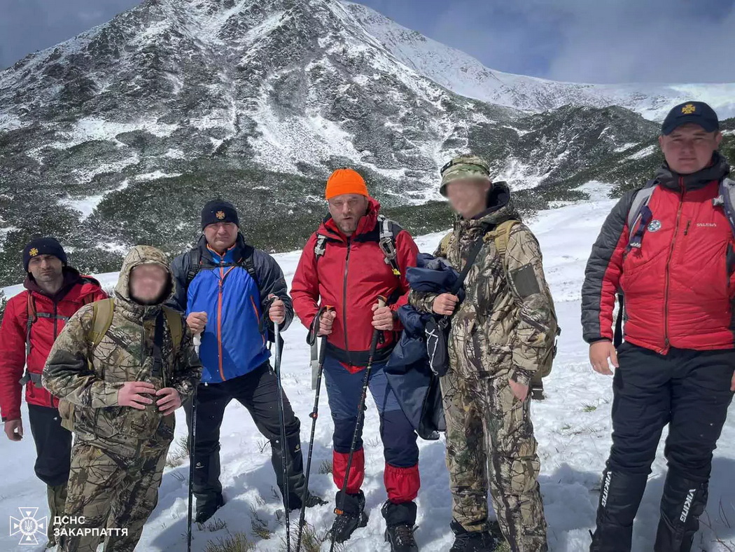 В Карпатах спасли туристов из Харьковщины, заблудившихся из-за снегопада. Фото: ГСЧС