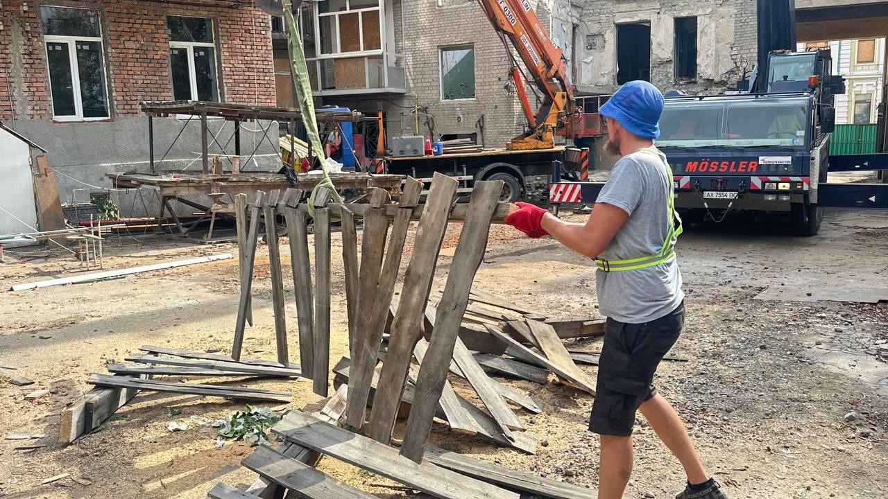 В центре Харькова приступили к восстановлению здания, разрушенного ракетой. Фото: ХГС